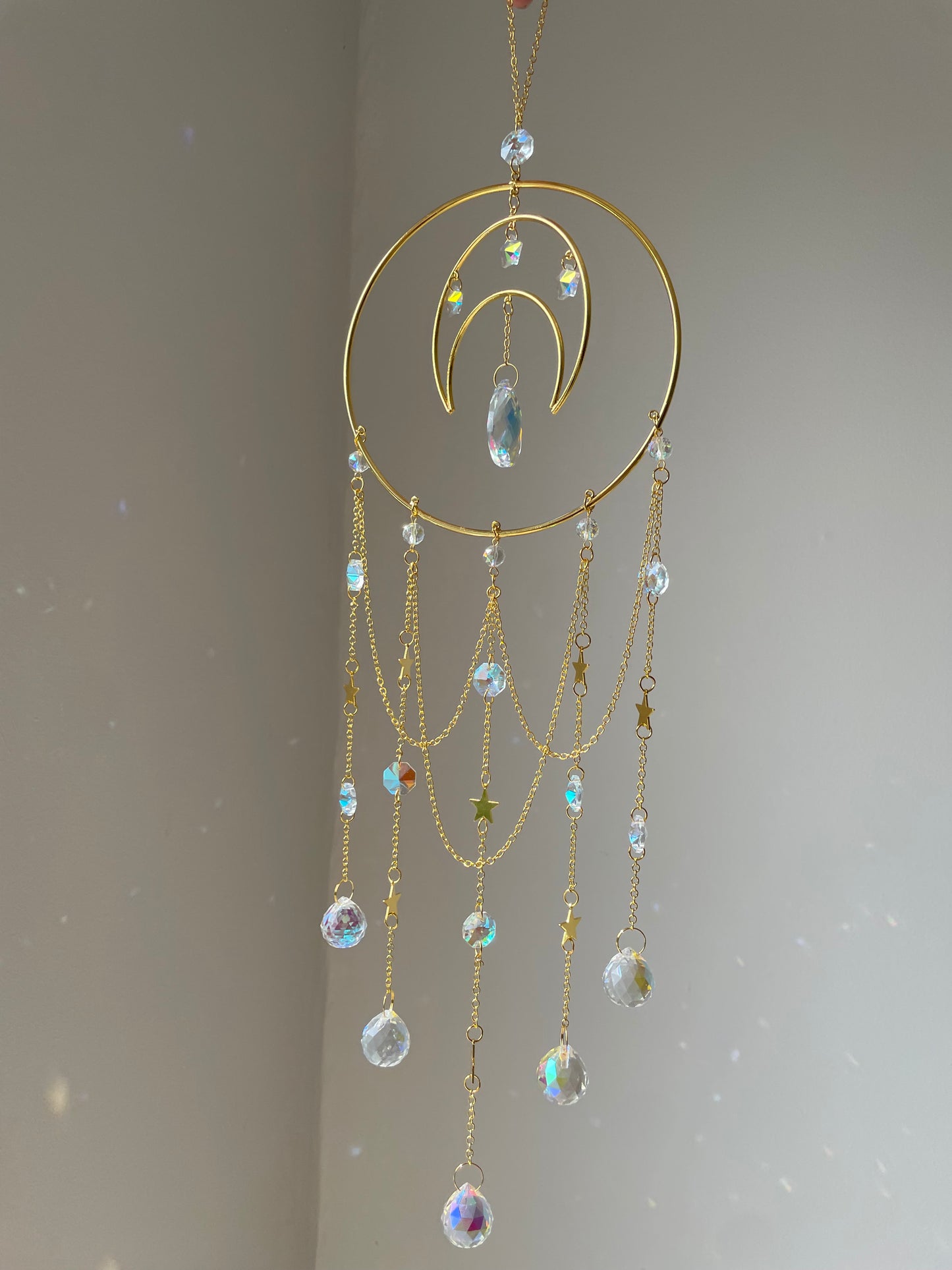 Creatore di arcobaleno d'oro con luna