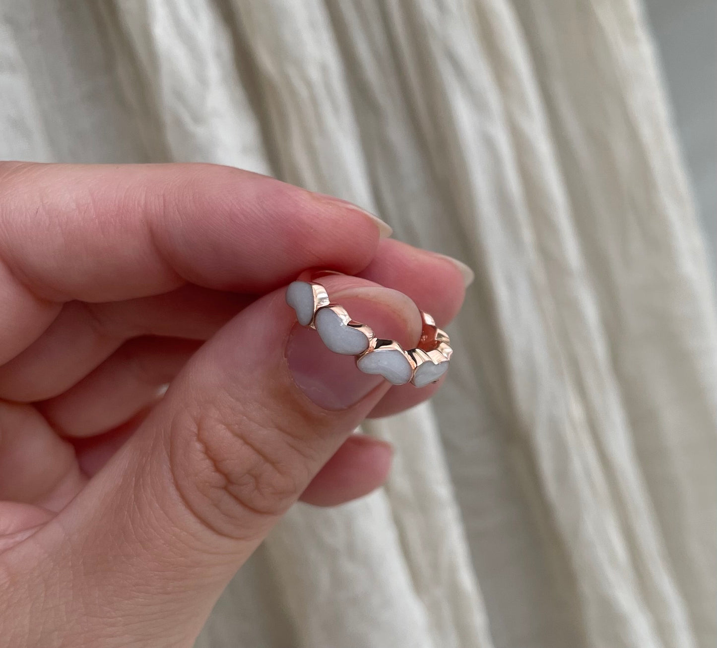 L'anello a fascia dell'amore Nada in oro (14 carati).