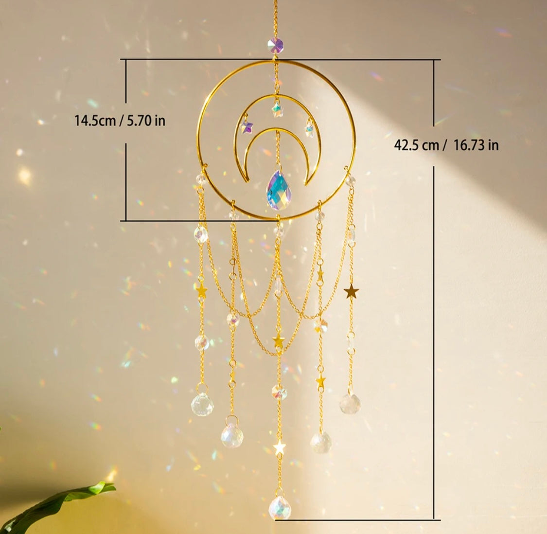 Creatore di arcobaleno d'oro con luna