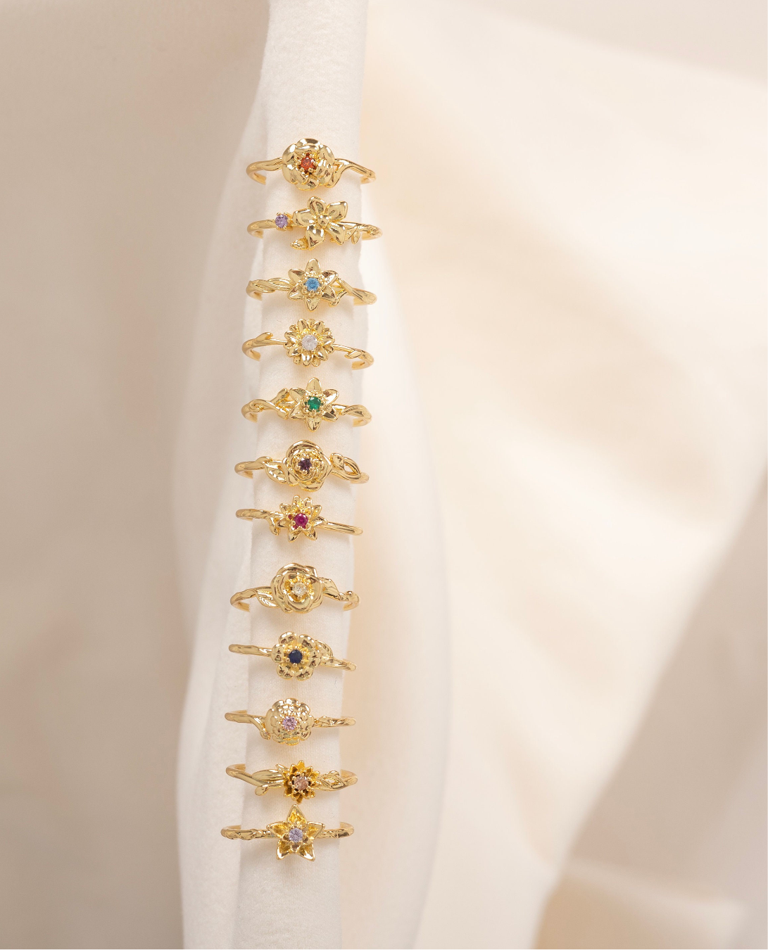 Anel de flor de nascimento em ouro