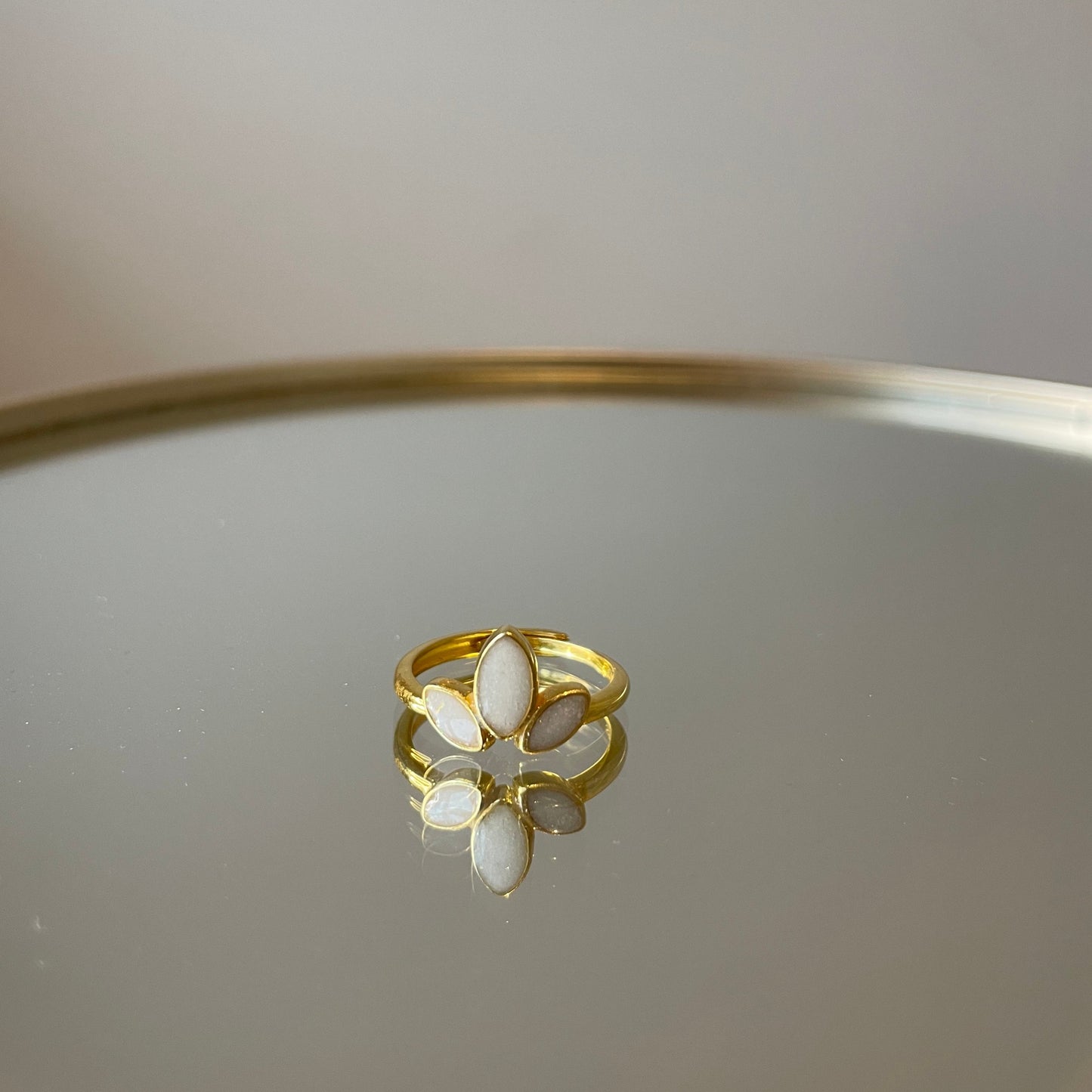 Anel de leite materno com flor de lótus - banhado a ouro, banhado a rosa, prata