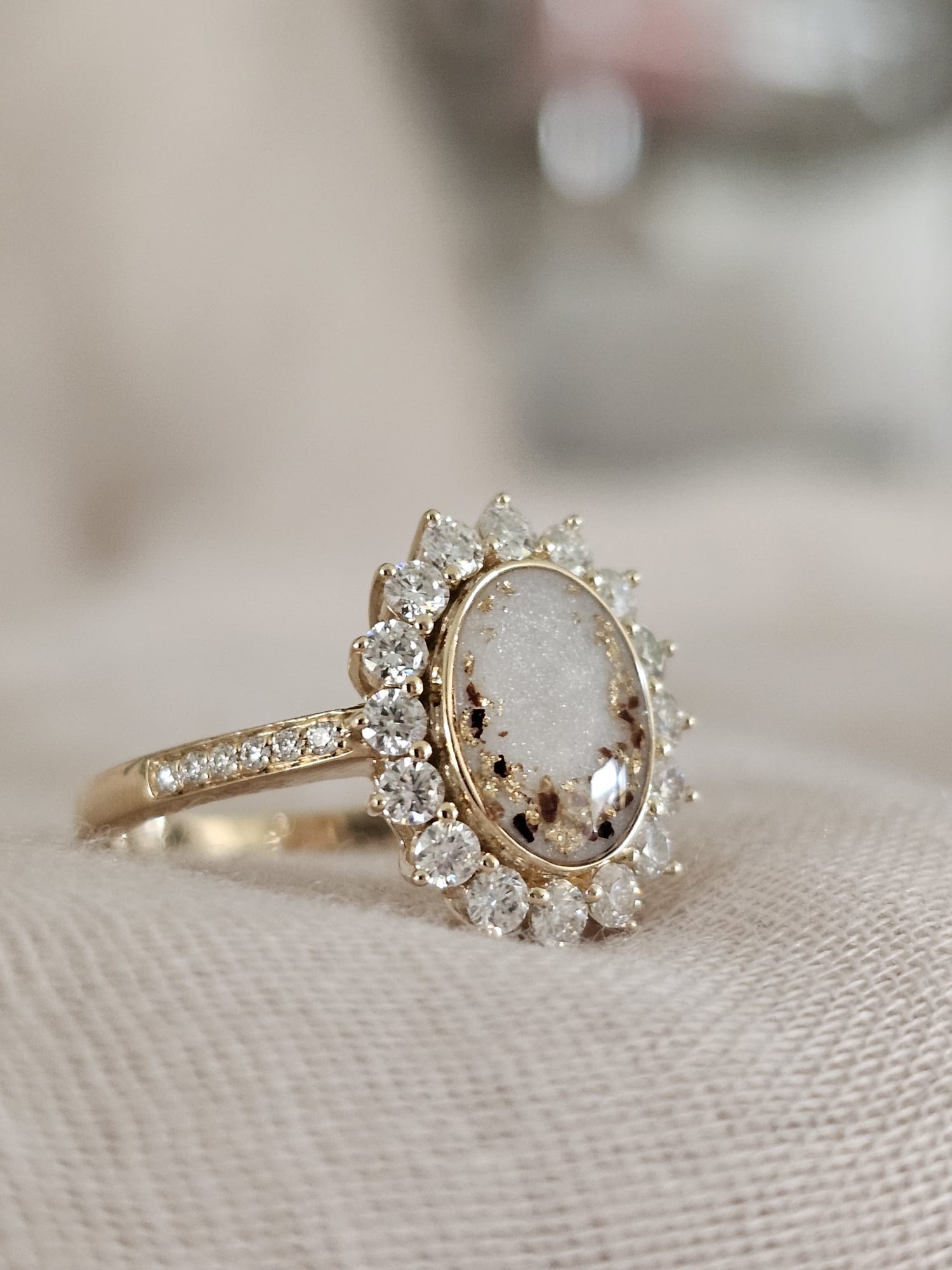 Moedermelk ring massief goud met navelstreng, parelmoer en bladgoud in dit borstvoeding sieraad