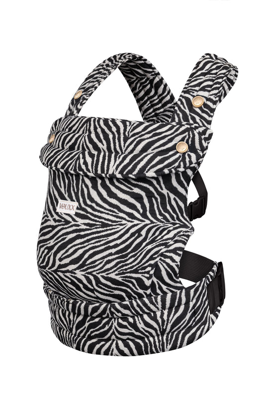 Ergonomische baby draagzak in zebra print. Duurzaam gemaakt in Nederland. Stijlvol 