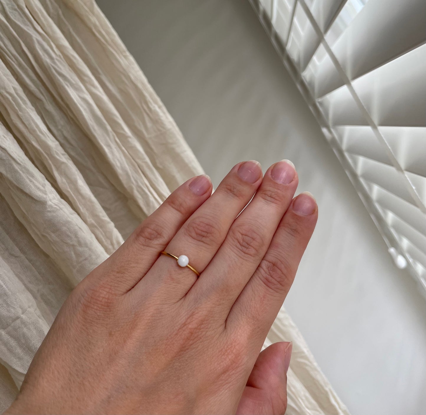 La bague minimale et audacieuse remplie d'or