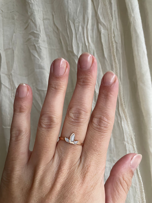 La fleur de lotus Petite bague lait maternel-Or 14 carats