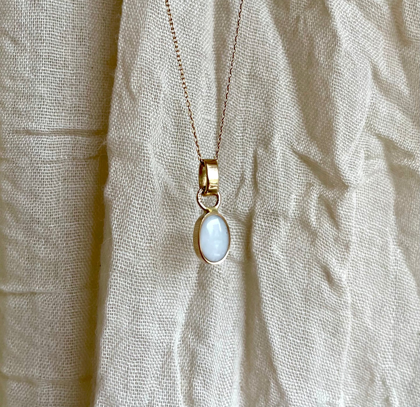 Pendentif ovale en or massif (14 carats)
