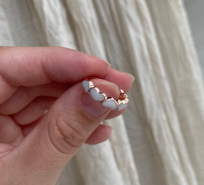 L'anello a fascia dell'amore Nada in oro (14 carati).