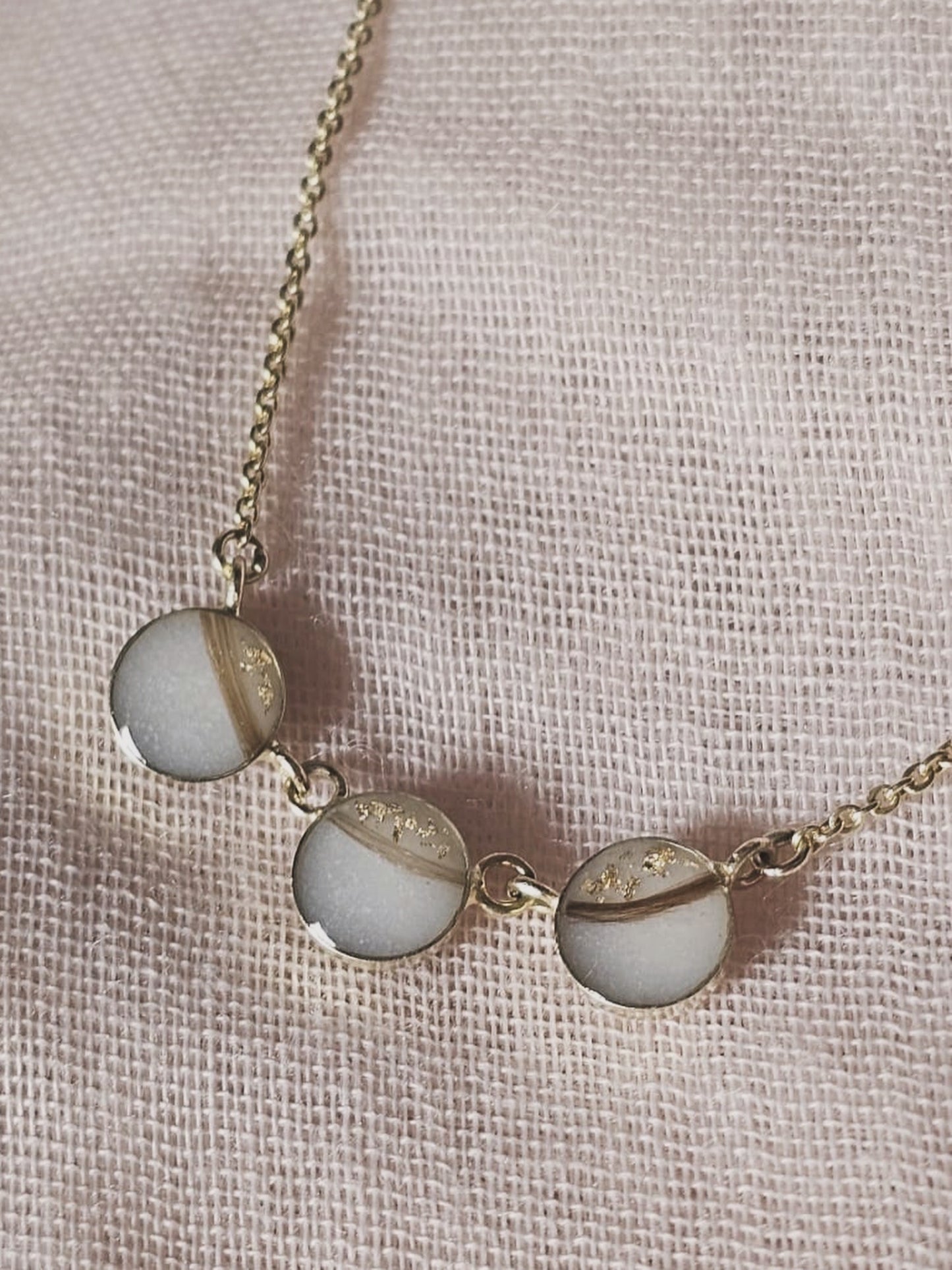 Halskette mit 3 Pünktchen-Anhängern – 14 Karat Gold (auch mit 1 oder 2 Anhängern möglich)