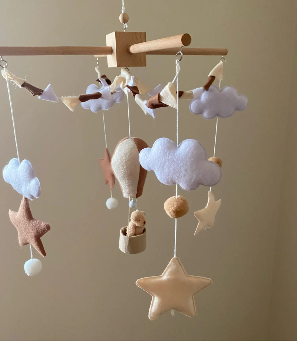Bär und Schaf Baby Mobile aus Holz und Filz handgefertigt (in 3 Farben)