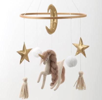 Mobile bébé licorne étoiles
