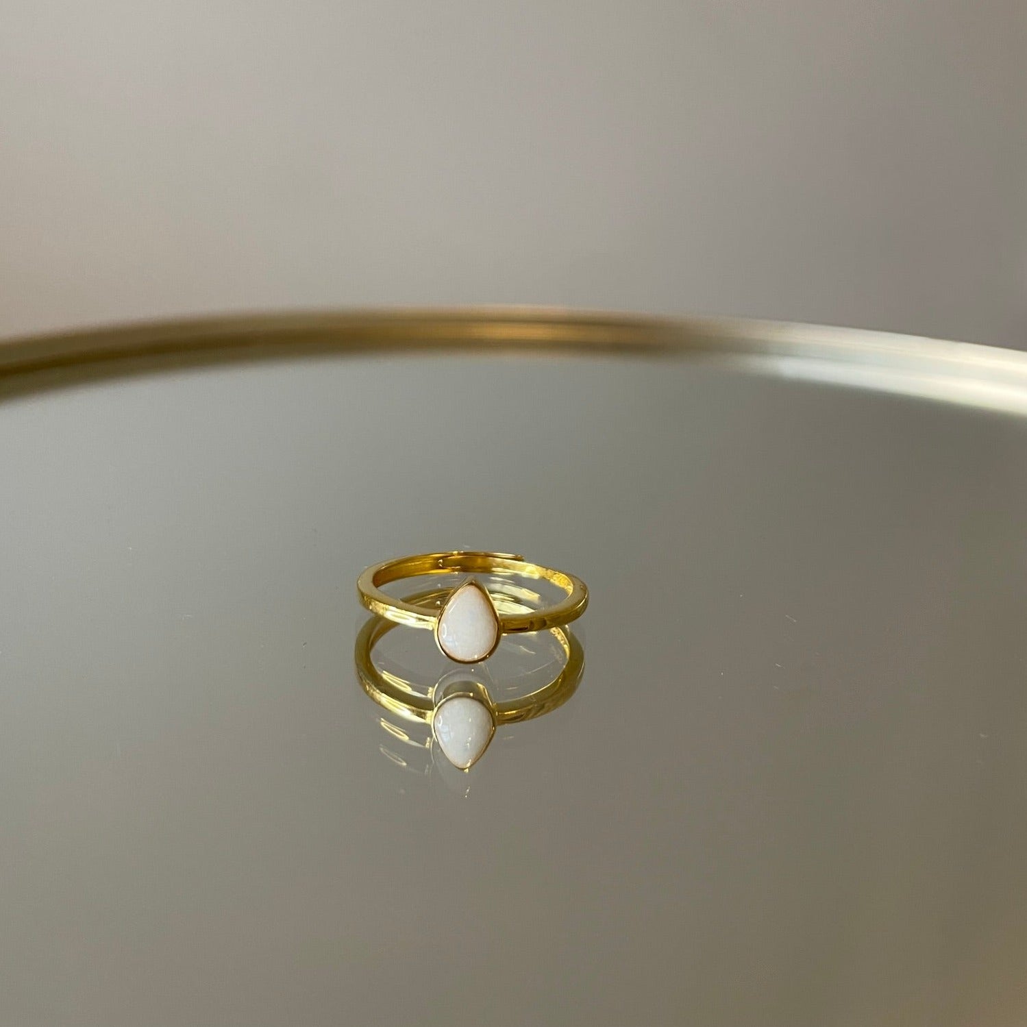 Moedermelk sieraad in het goud met druppel vorm