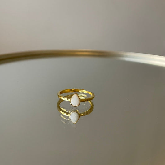 Moedermelk sieraad in het goud met druppel vorm