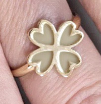 Moedermelk sieraad in massief goud een ring van borstvoeding met 4 hartjes