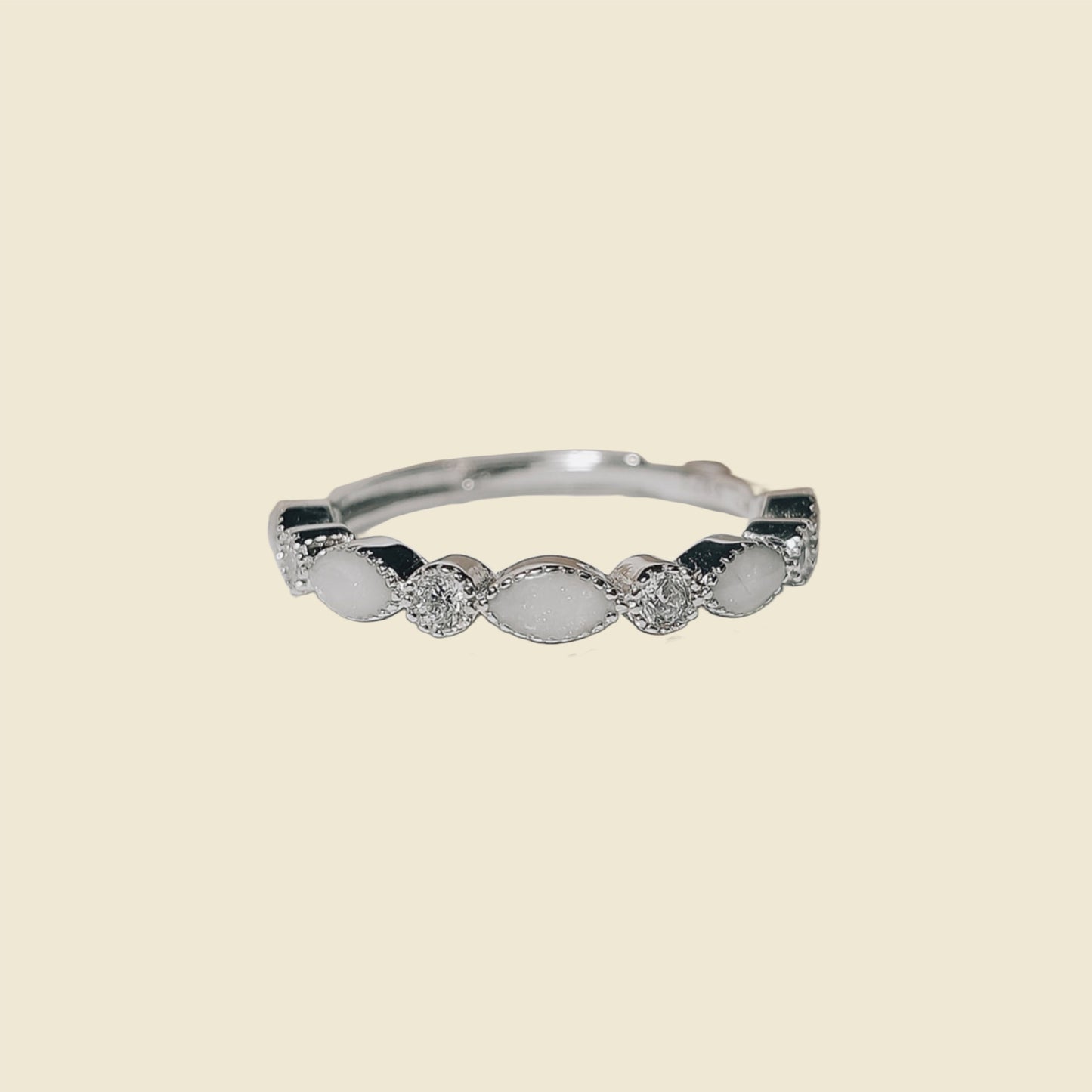 moedermelk ring met steentjes om uw borstvoeding periode als herinnering af te sluiten. 
