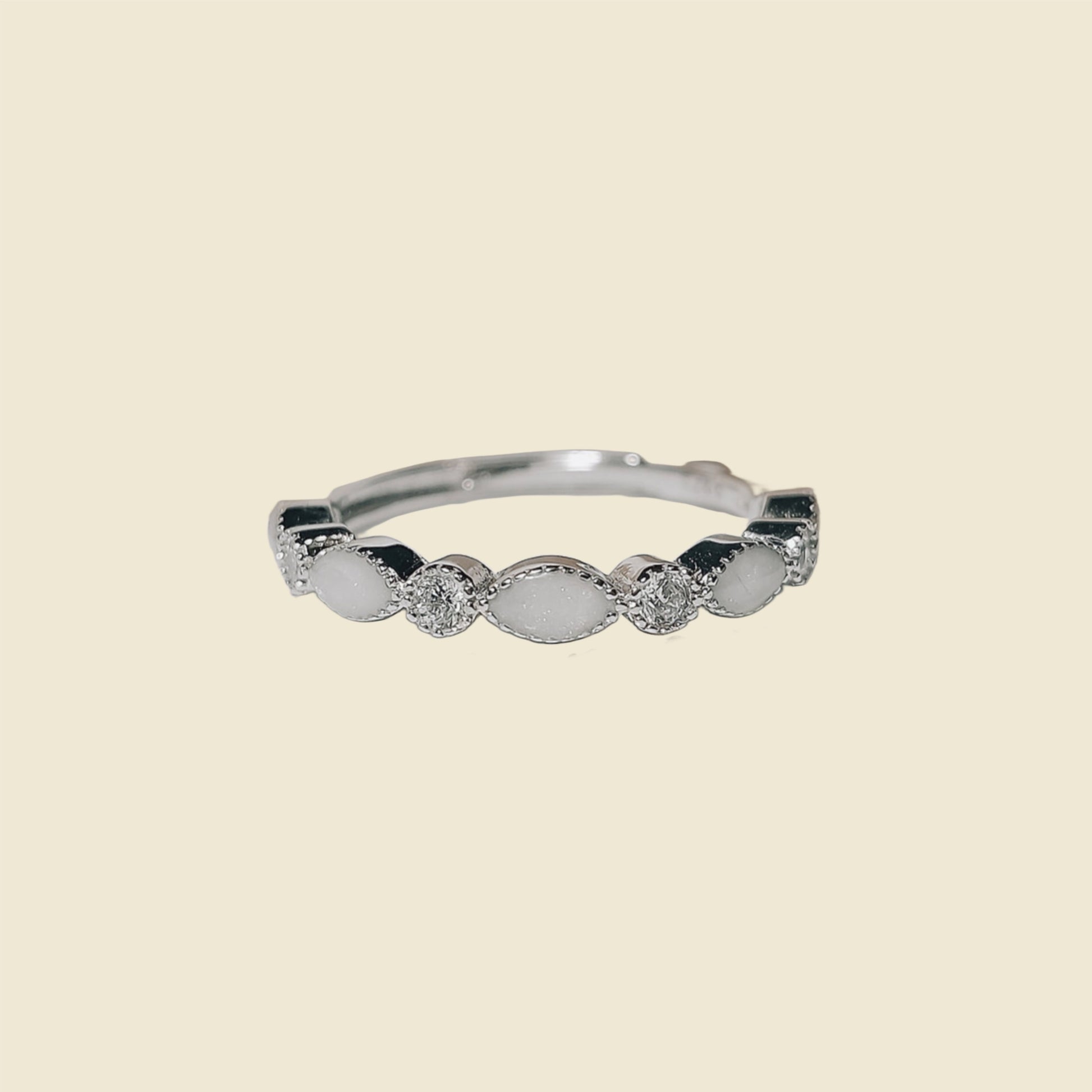 moedermelk ring met steentjes om uw borstvoeding periode als herinnering af te sluiten. 