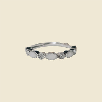 moedermelk ring met steentjes om uw borstvoeding periode als herinnering af te sluiten. 